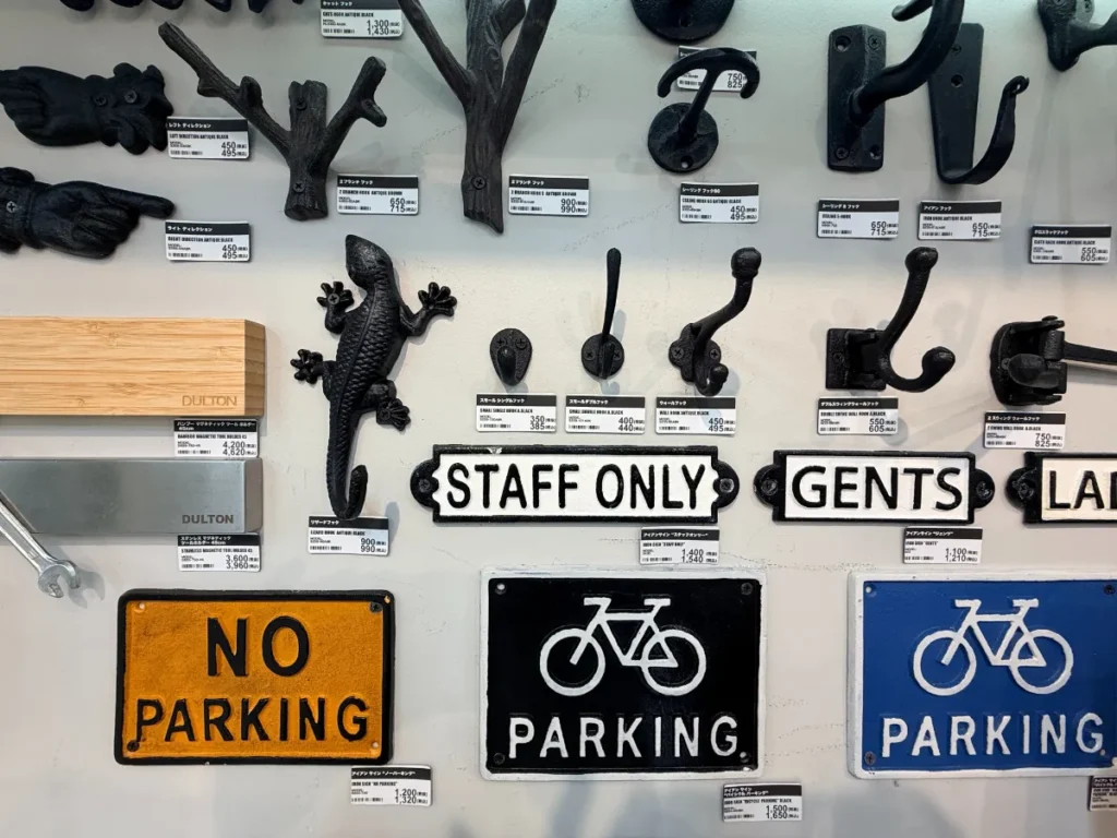 「DULTON DAY STUCK」のアイアンサイン