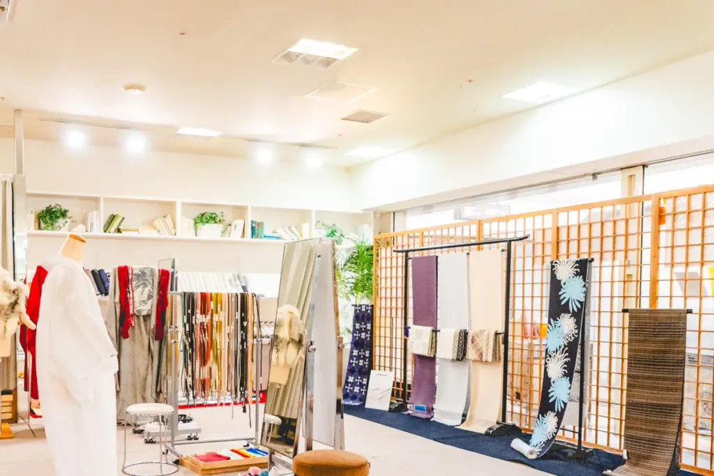 呉服西尾　店内