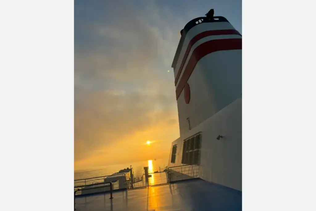 阪九フェリーのデッキからの夕陽