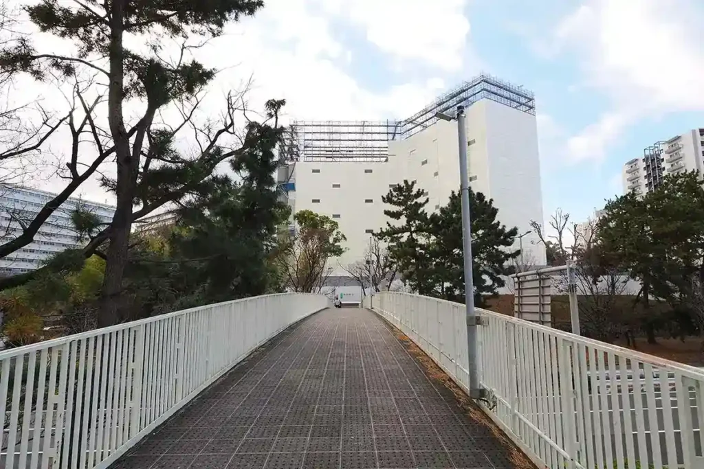 南千里駅からニュータウンへと続く歩道橋