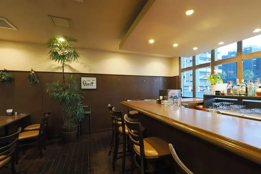CAFE & BAR PAVOT 内観