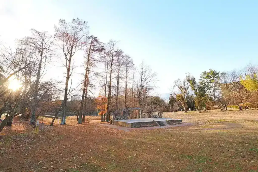 千里南公園の広場