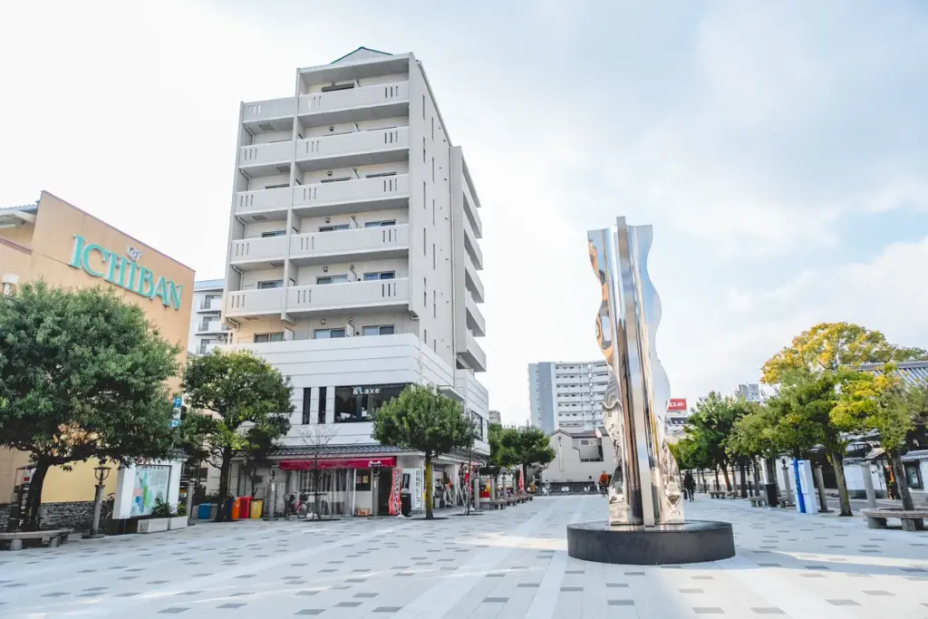 伊丹三軒寺前広場01