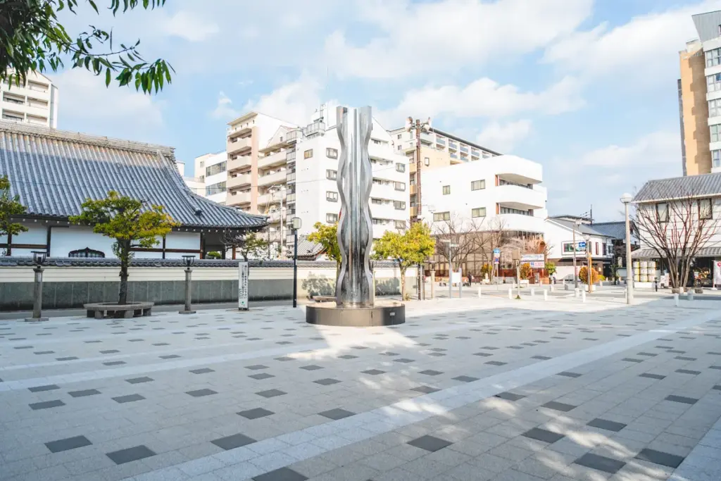 伊丹三軒寺前広場02