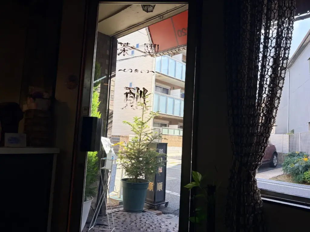 「喫茶 順」の店内から見た入口