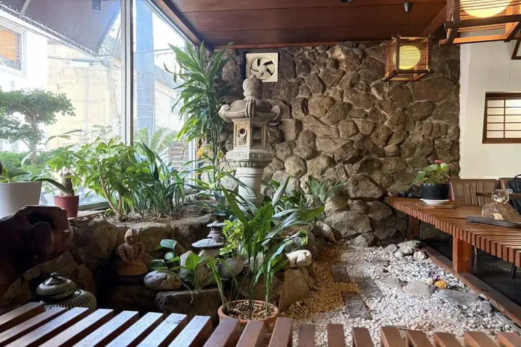 「喫茶 順」の店内にある燈籠