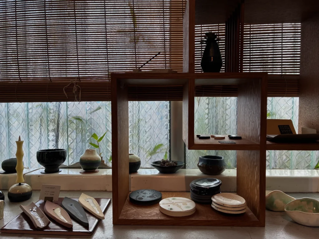 kakura、窓際の商品ディスプレイ