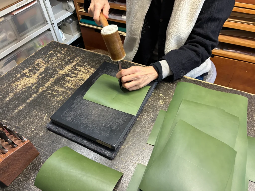 kakura、革制作風景