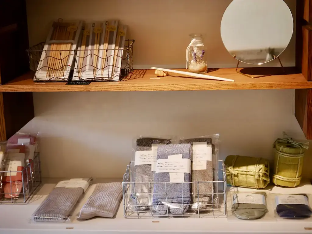 kineくらし和むもの（川西市） 店内の作品　靴下など