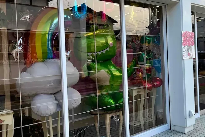 川西バルーンショップ『HOBBY BALOONみちゃ』ファサードアップ