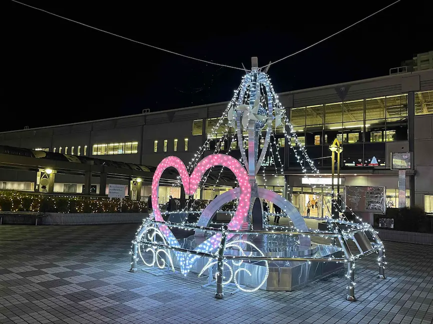 川西能勢口駅前イルミネーション ハートモチーフ