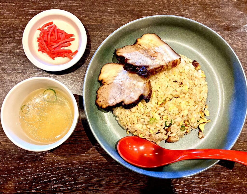 高槻チャーハン専門店、kuppin、厚切り炙りチャーシューのトッピング、白チャーハン