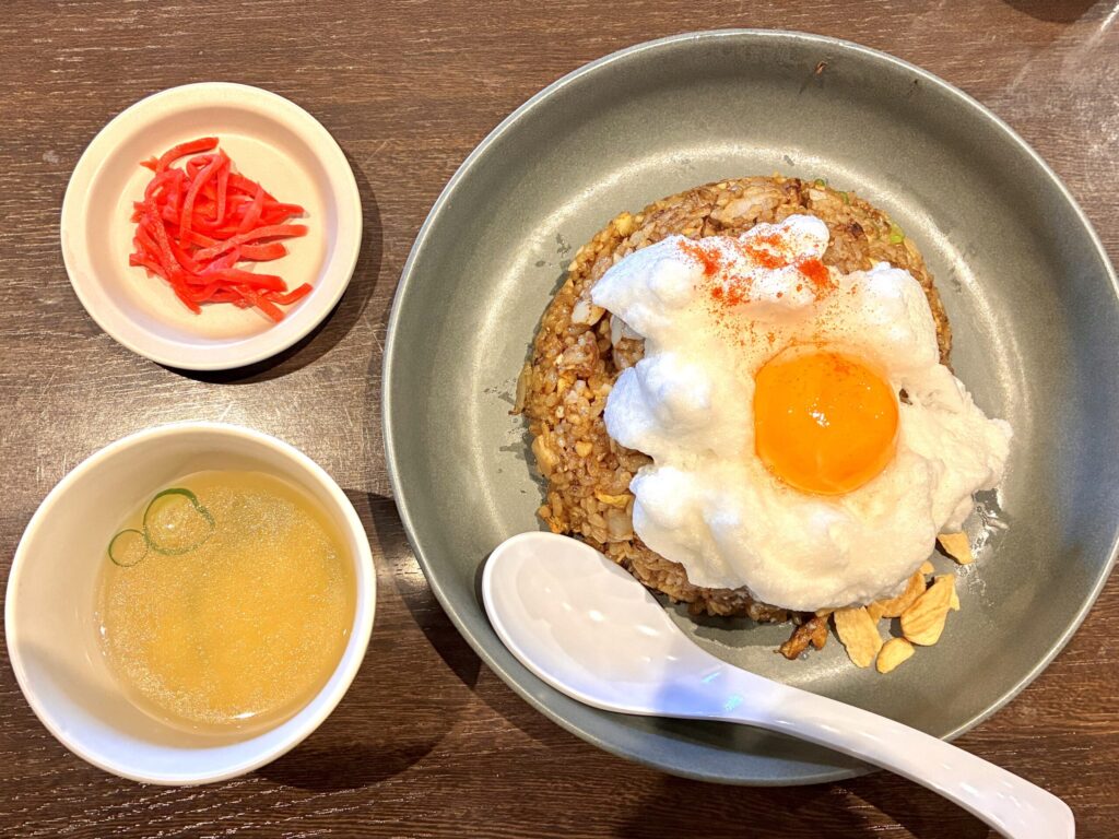 高槻チャーハン専門店、kuppin、メレンゲと卵黄トッピングの黒チャーハン