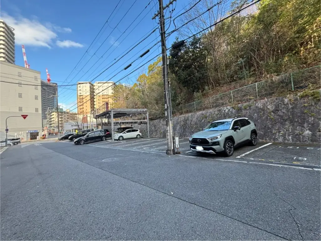 リー ツァン ティン
駐車場
