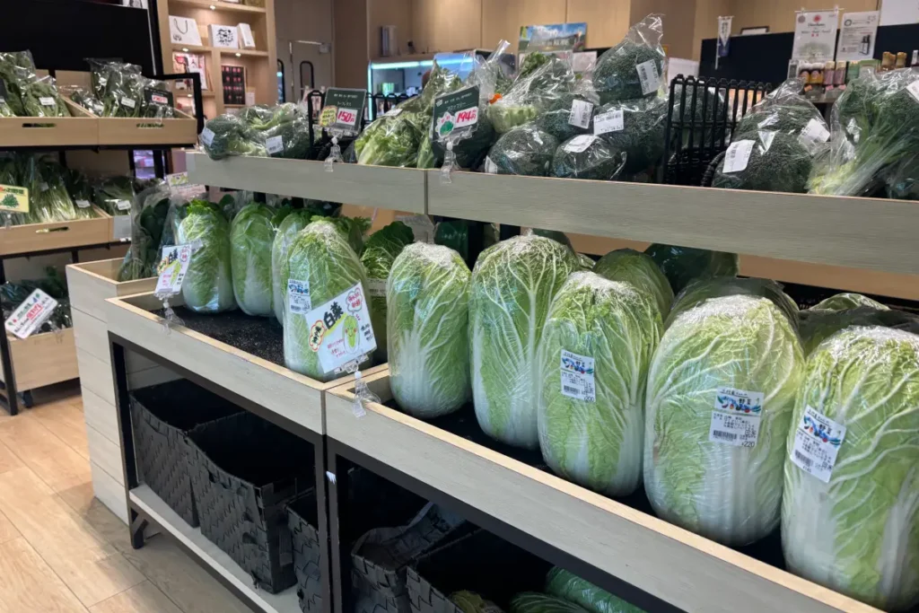 野菜が並ぶ店内