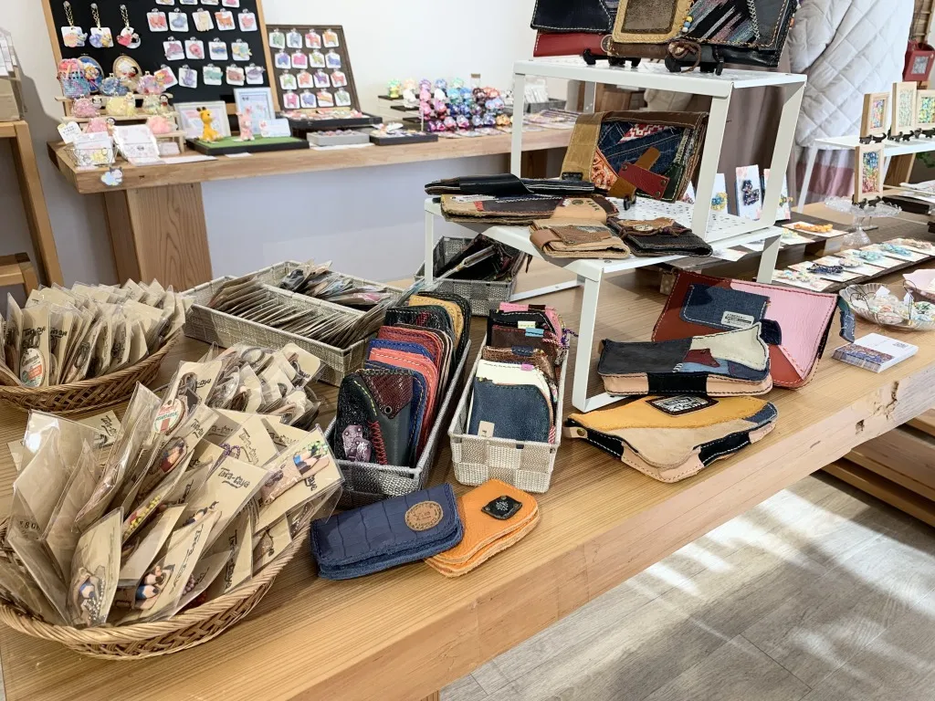 〇〇な人々展　会場内観