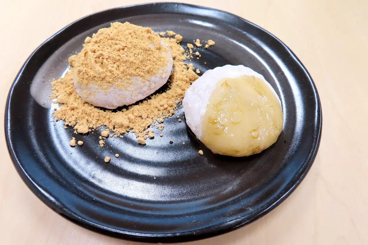 1/17（土）震災の日につきたて餅のふるまい会を開催「マルヤナギ小倉屋」にて