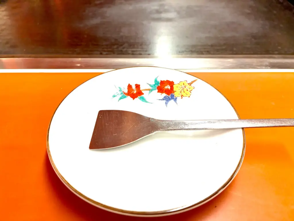 月島もんじゃたまとや高槻店、お皿とコテ