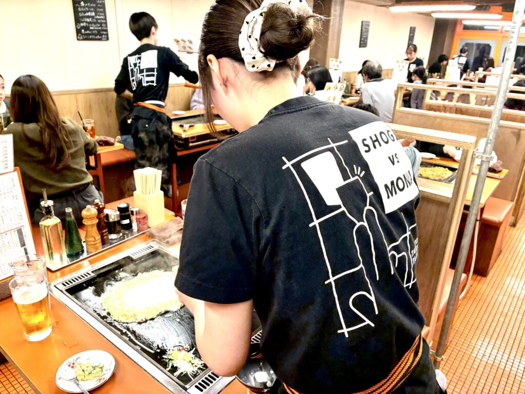 月島もんじゃたまとや高槻店、店員さんのTシャツ