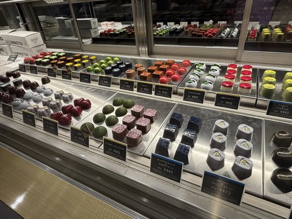 「ナカムラチョコレート」ショーケースに並ぶチョコレート
