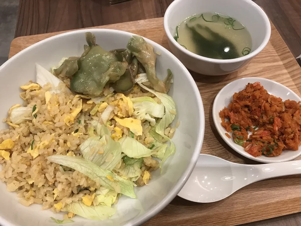 大阪炒飯倶楽部 自家製鮭ラー油のレタス炒飯