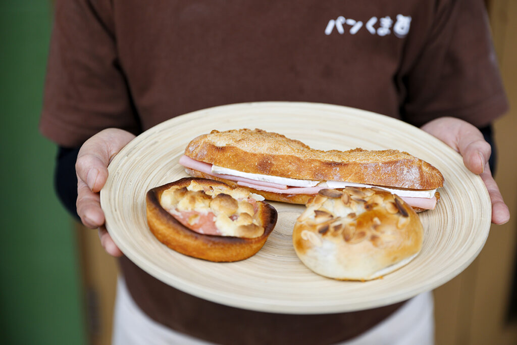 写真左から「紅玉りんごのブリオッシュ」334円、「カスクート」340円、「ベーグル マロン」270円