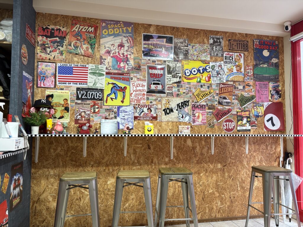 プラスワンの店内