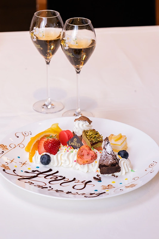 また、キッズカットやキッズコースも用意されており、見た目にも華やかなデザートプレートにはメッセージを添えることも。誕生