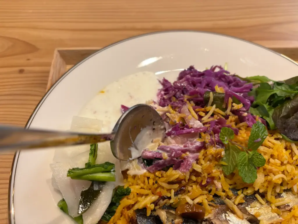 スパイステーブルHALO-ビリヤニ-混ぜているところ