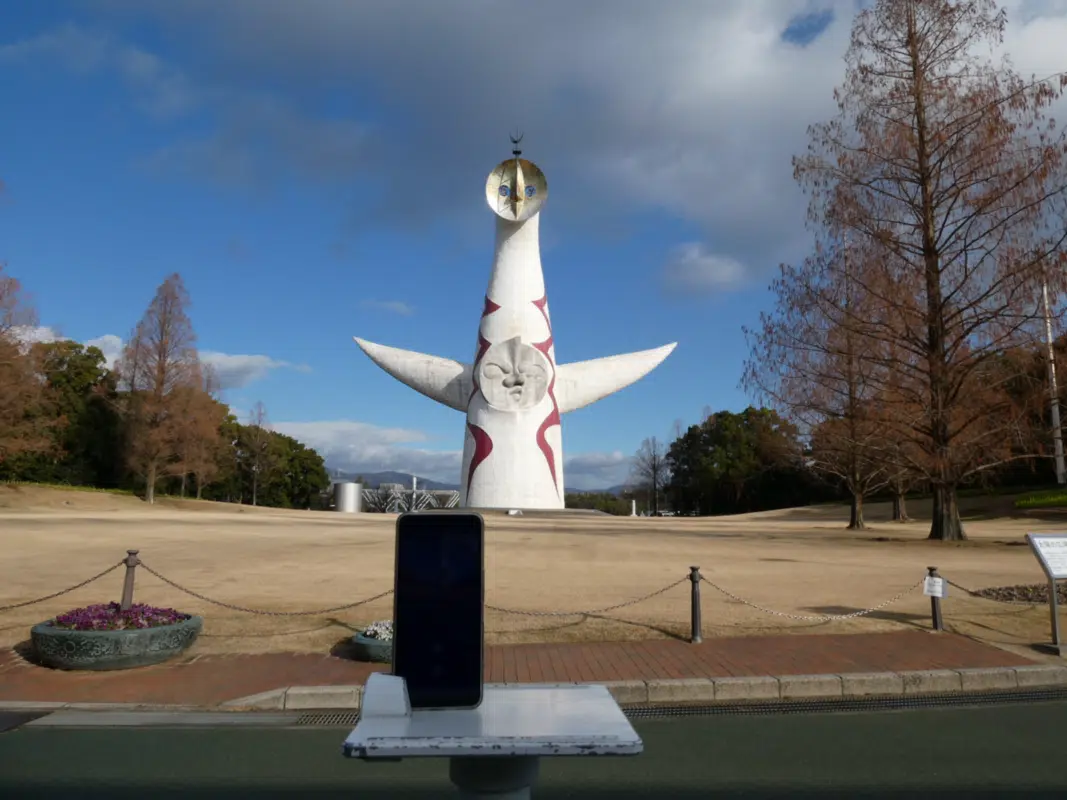 太陽の塔の前のスマホスタンド