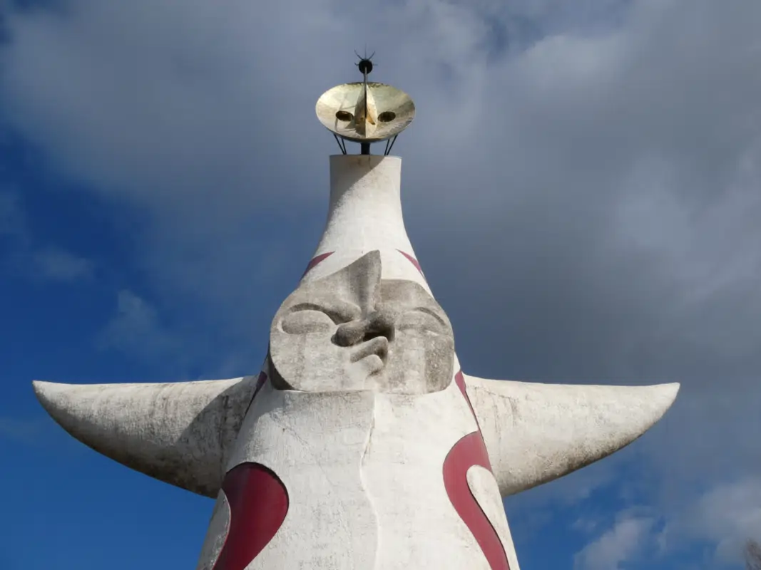 太陽の塔を真下から見る