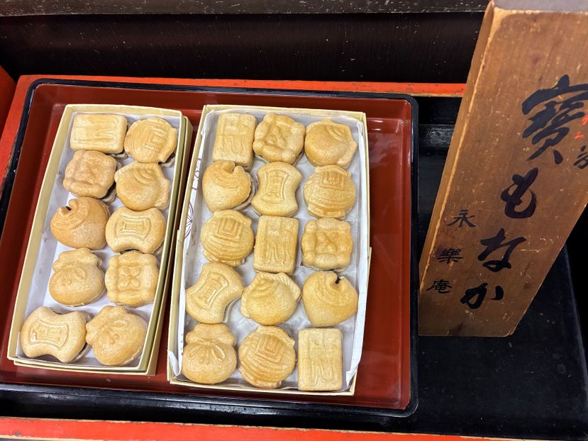 今も昔もタカラジェンヌの大好物。宝塚が誇る銘菓・寳もなか