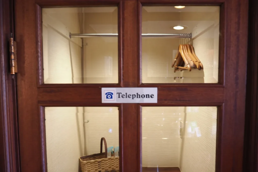 「テレホン」と書かれたクローゼットとして利用できるスペース。
