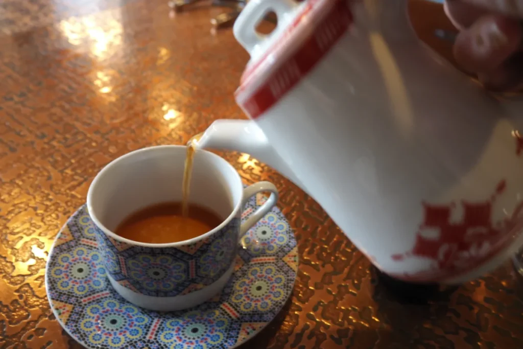 紅茶はポットで提供されます