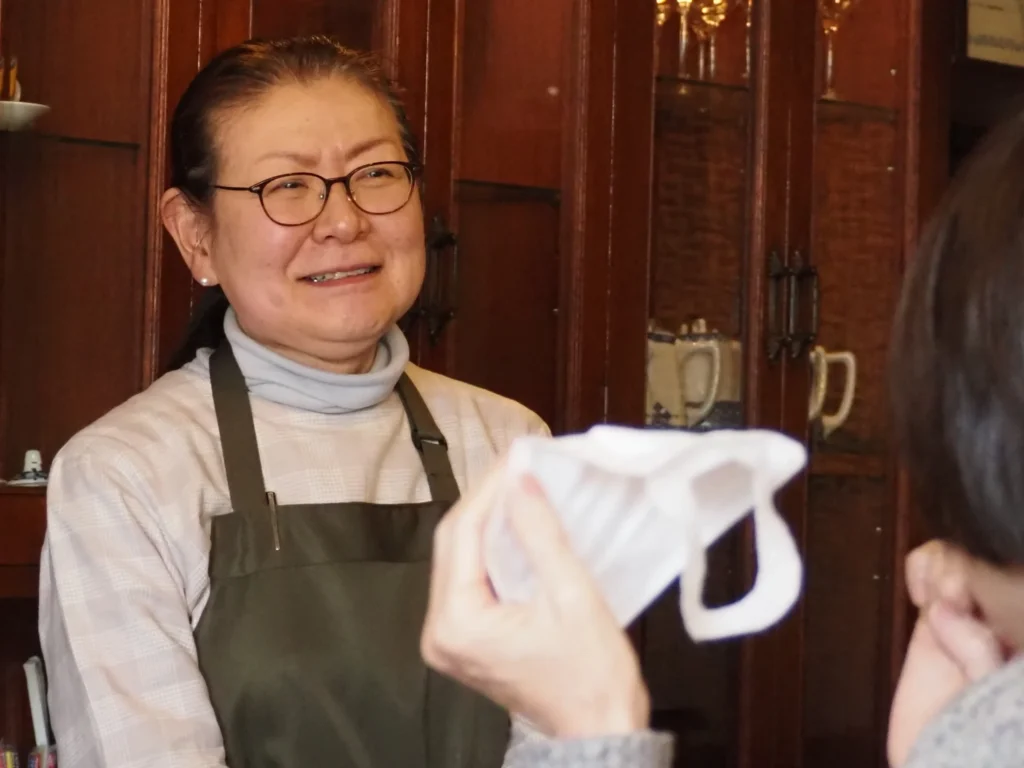 微笑みながら常連客のお話を聞くオーナー