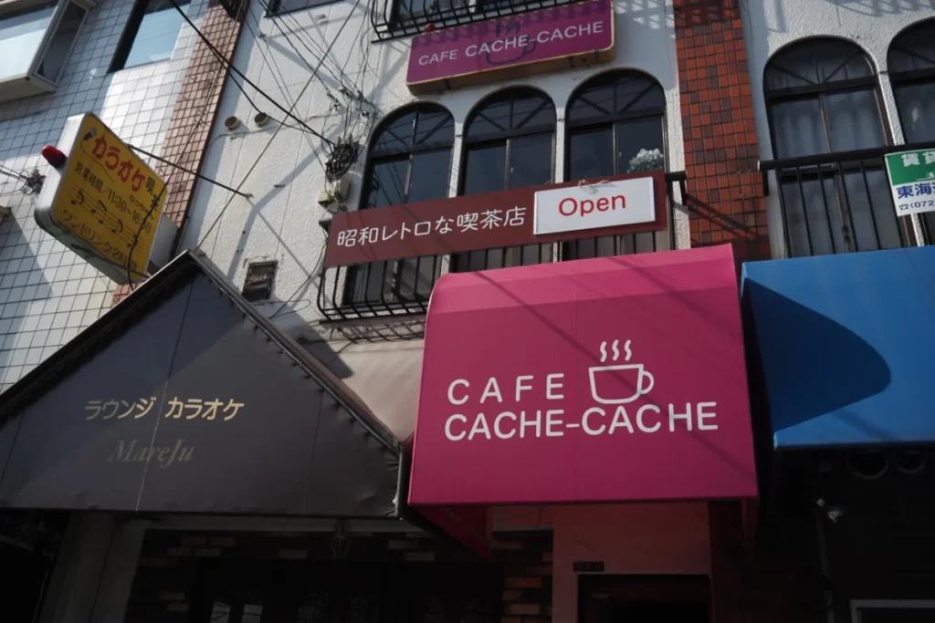CACHE-CACHEピンクの看板
