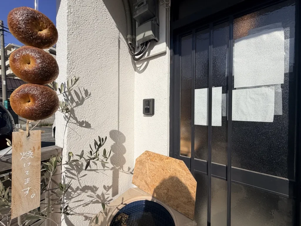 「ACベーグルズ」の入口付近