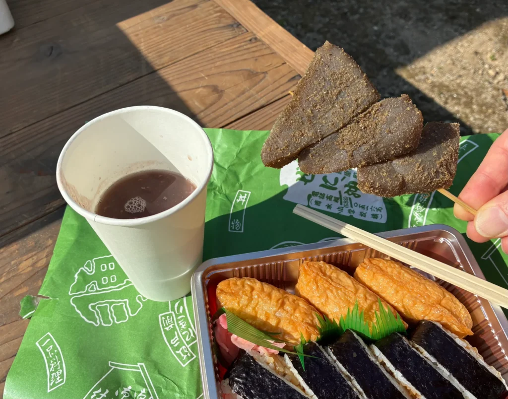 安岡寺柴燈大護摩供、ぜんざい、串こんにゃく、お寿司のお弁当