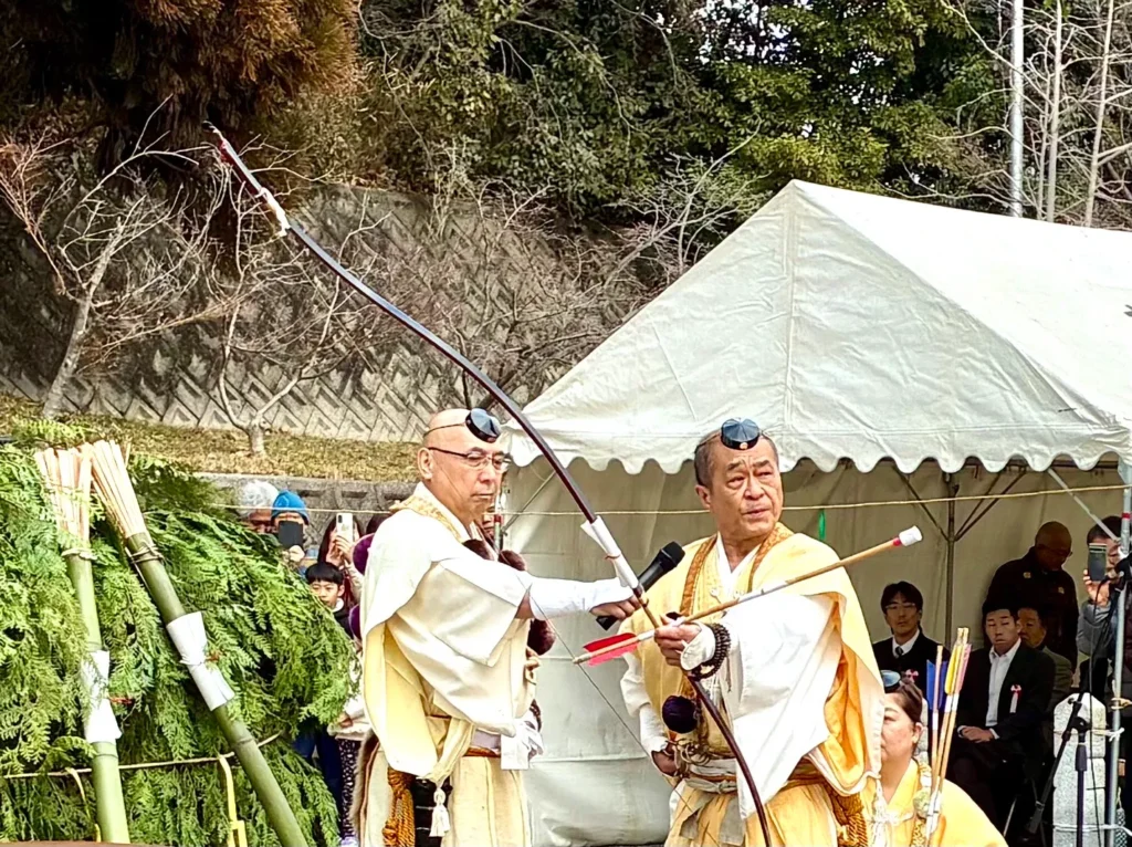 安岡寺柴燈大護摩供、護摩焚き、弓を射る