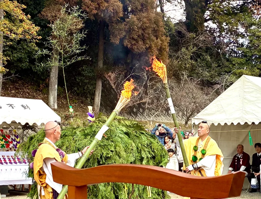 安岡寺柴燈大護摩供、火を入れるところ