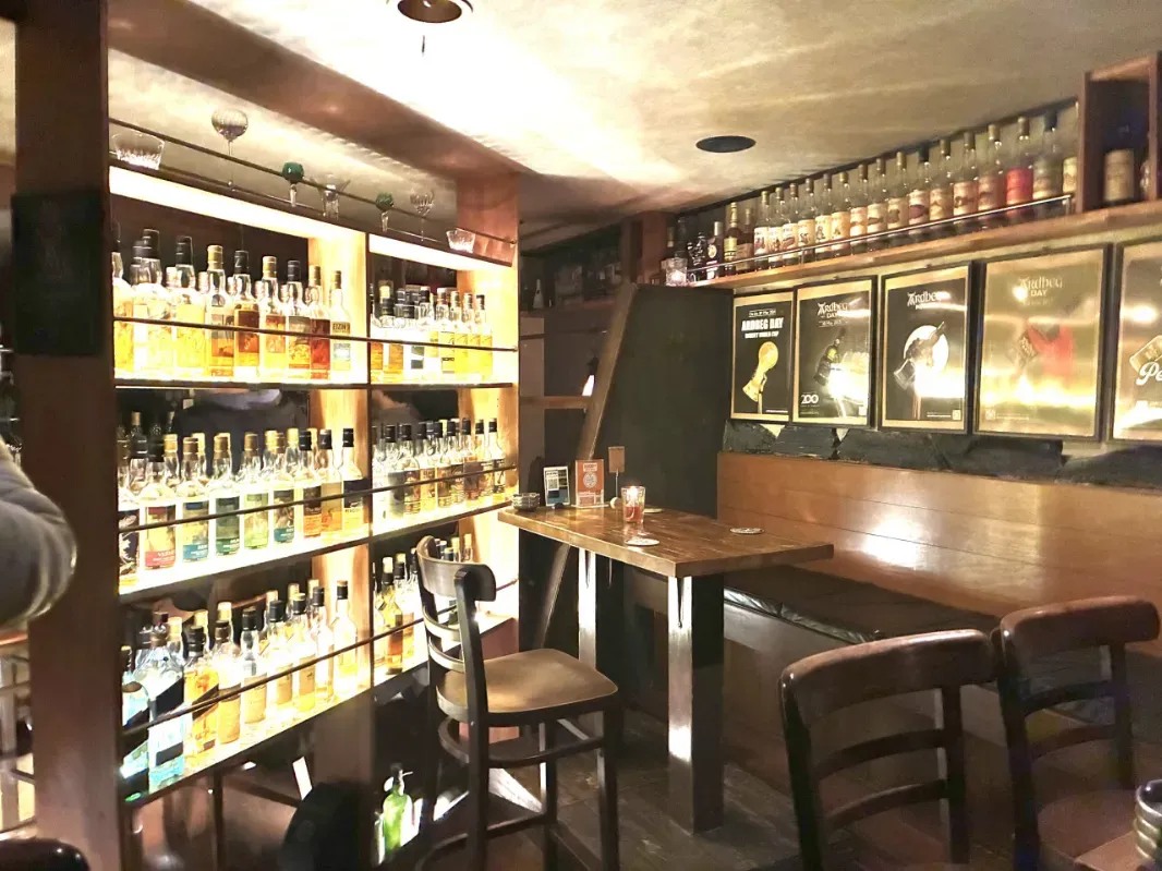 高槻・大人の隠れ家｜BAR SOLT｜進撃の巨人ほか特別ラベルのウイスキーなどが並びます