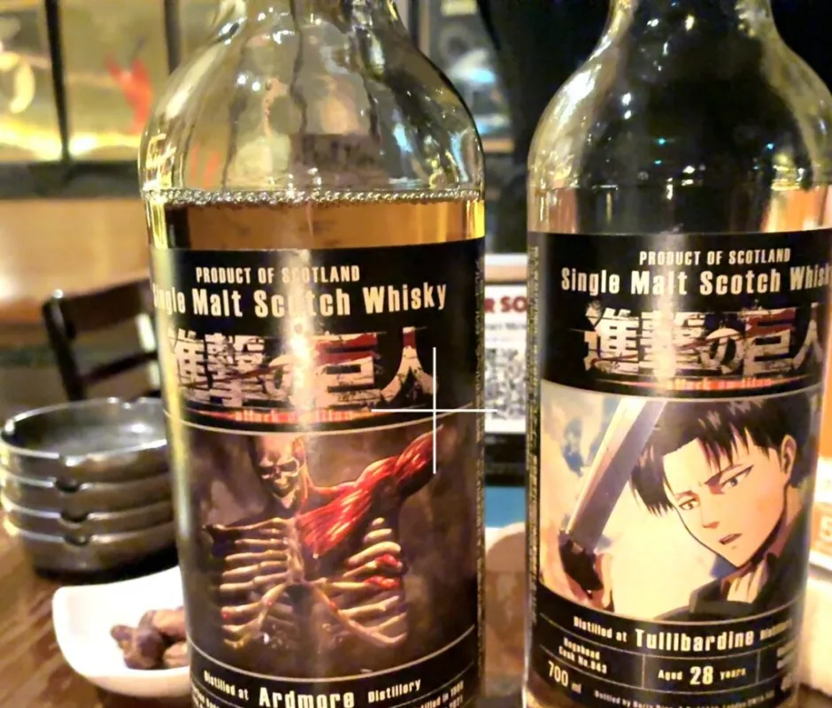 ラベルに進撃の巨人が描かれたボトル