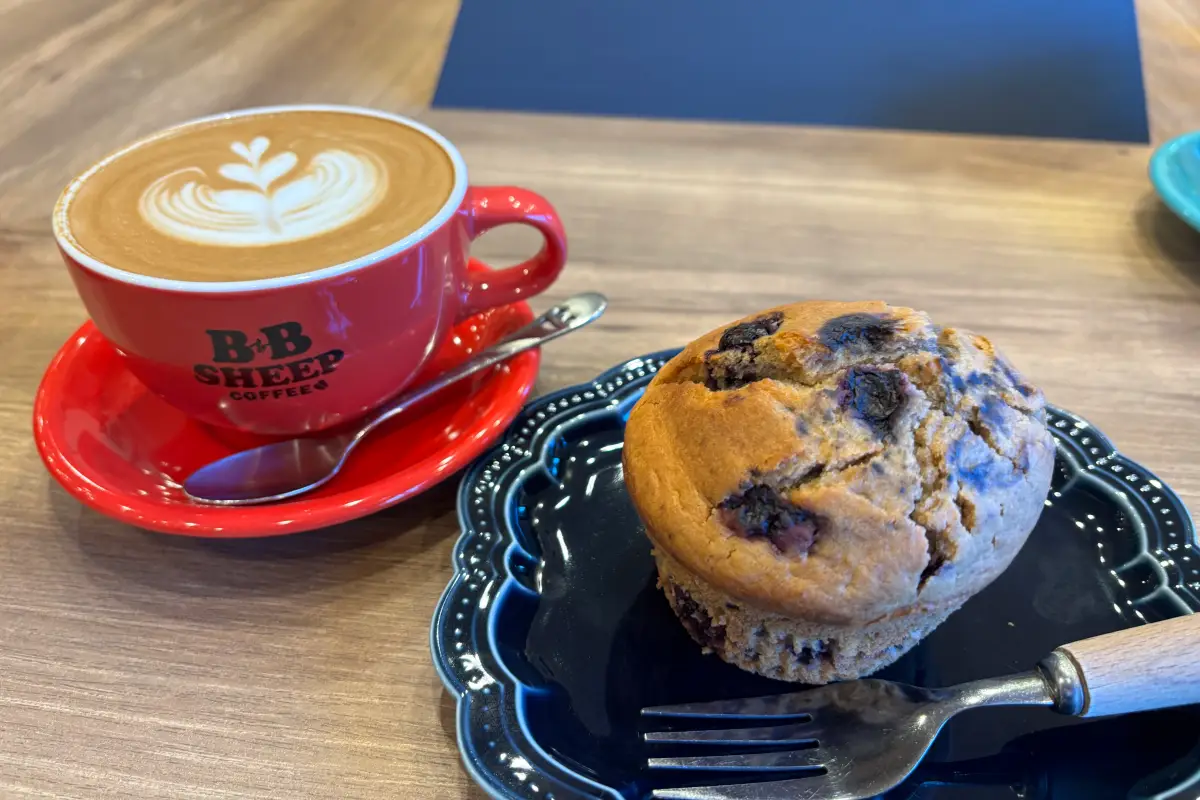 阪急電車を眺めながらお茶できる「BB SHEEP CAFE COFFEE 神戸本店」