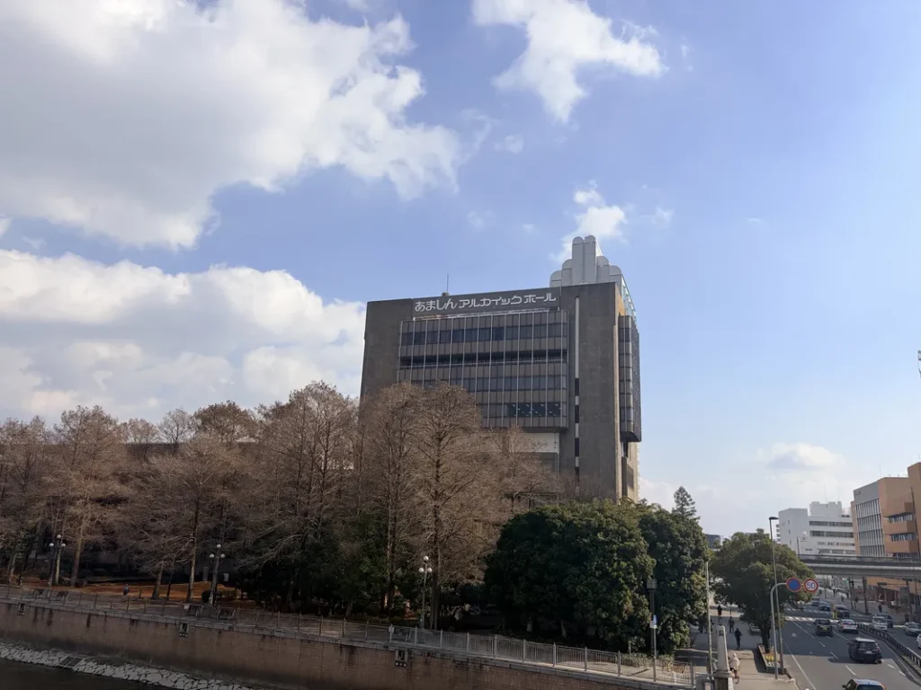 「尼崎市総合文化センター」の外観