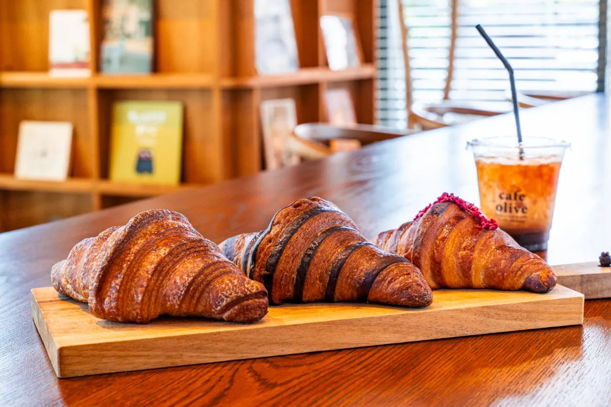 樹齢800年のオリーブが迎える“地域のリビング”「cafe olive（カフェ オリーブ）」｜向日市