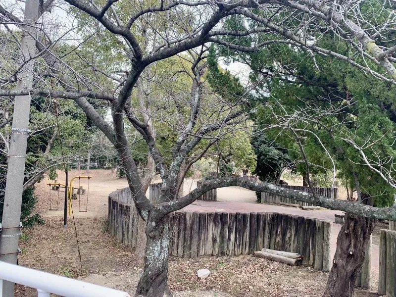 ちびっこ広場 フェンス越しから