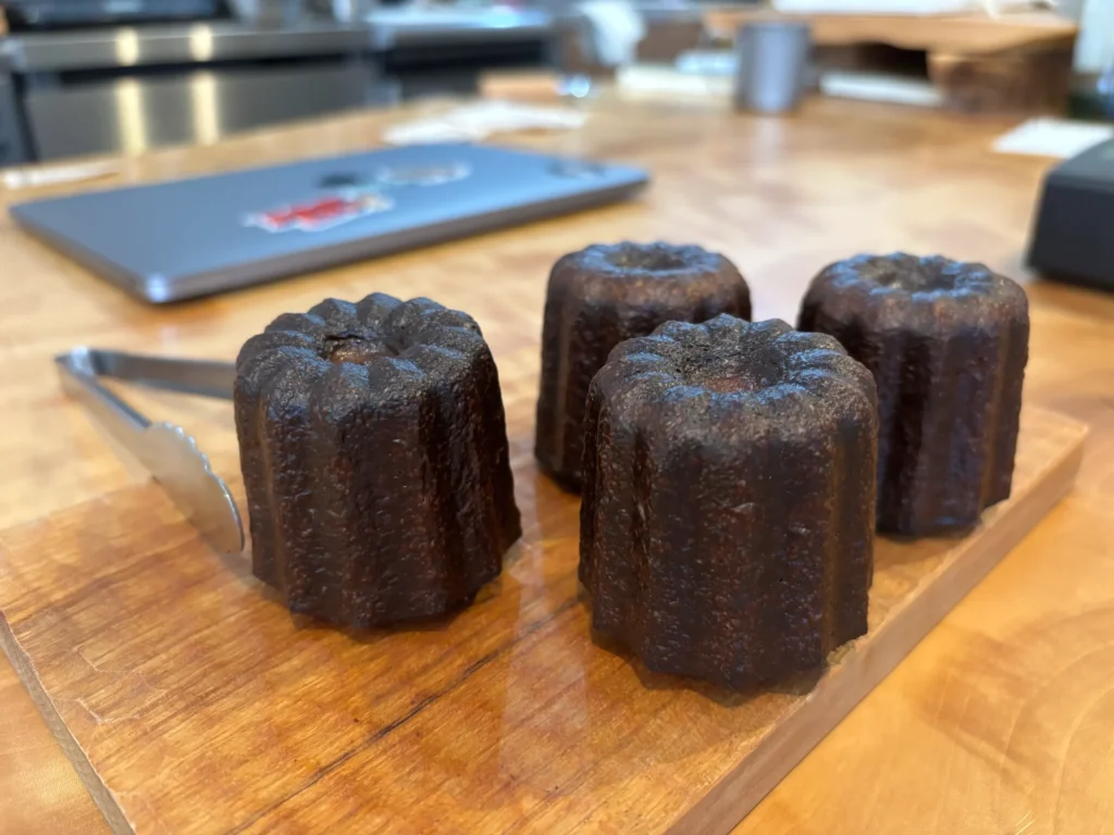 chottocoffee-カヌレのディスプレイ