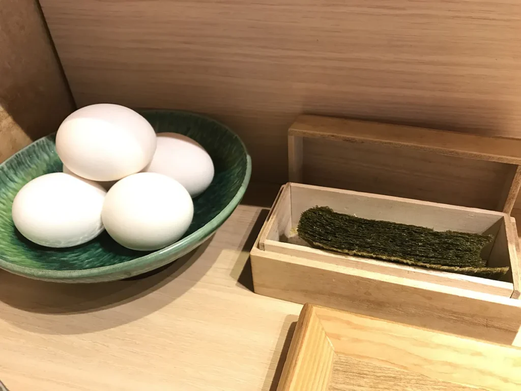 中華ぞば 那由多 生卵と海苔