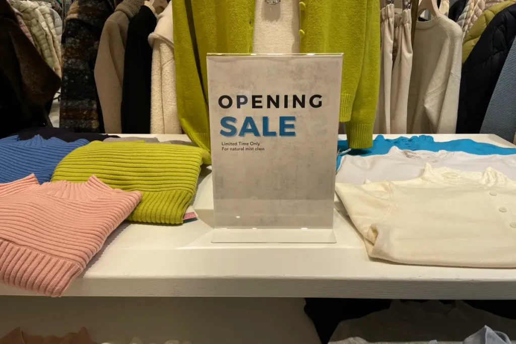 店内ではオープニングセールを実施中