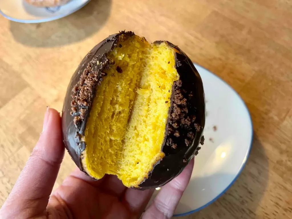 CreamD川西店生ドーナツ専門店 ショコラを半分にカット